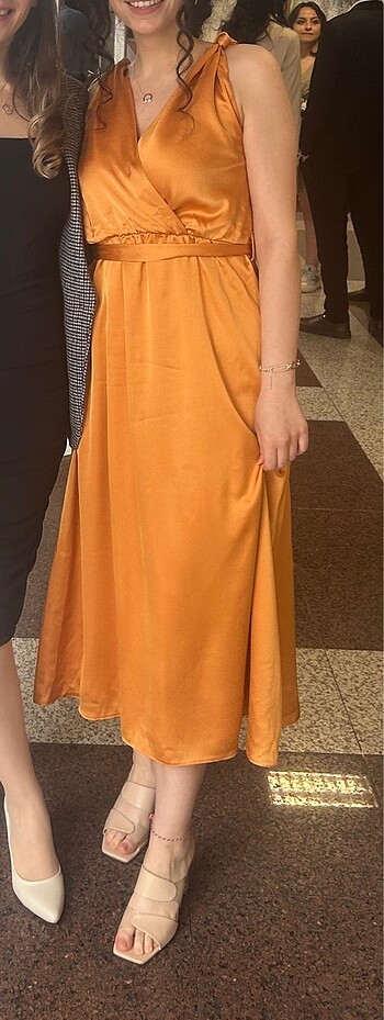 Turuncu Saten Kurtarıcı Elbise