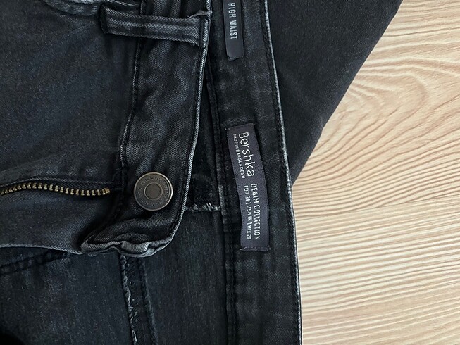 m Beden S-M arası beden siyah yüksel bel bir dizi yırtık bershka pantolo