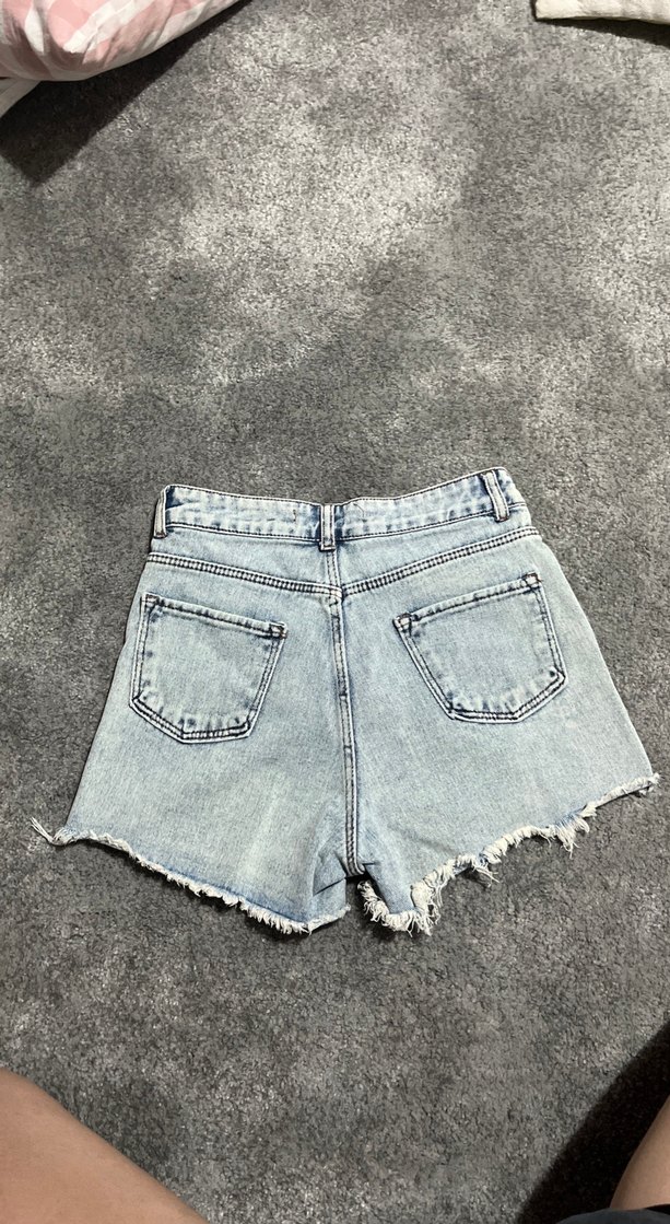 Gri Yırtık Detaylı Kadın Mini Denim Şort - Görsel 2