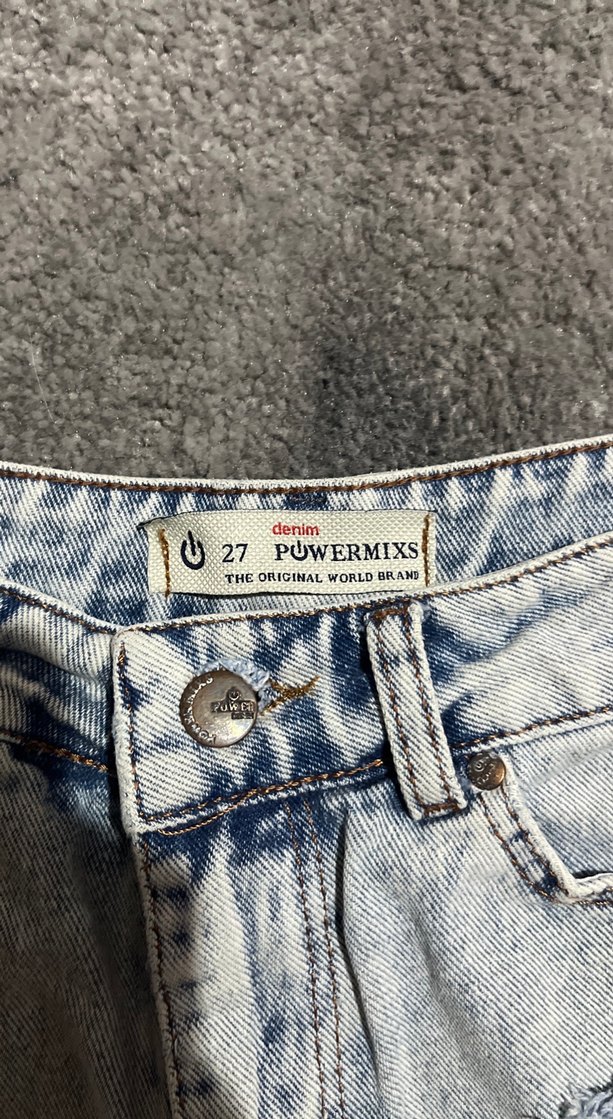 Gri Yırtık Detaylı Kadın Mini Denim Şort - Görsel 3