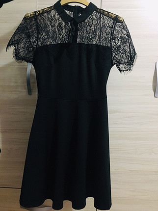 Siyah dantel detaylı elbise