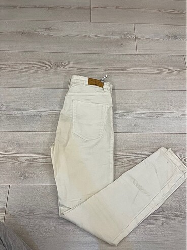 Stradivarius beyaz dar paça pantolon