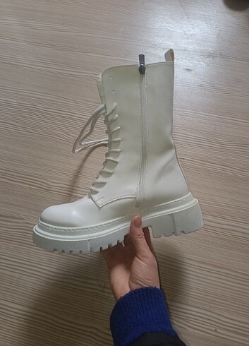 37 Beden beyaz Renk Yeni Sezon 37,37,38,38,39,40 Numara Mevcut 