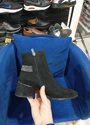 36 Beden siyah Renk Yeni Sezon 36,37,37,39,39,40 Numara Mevcut