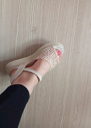Ben Dantel Detaylı Dolgu Topuklu Kadın Sandalet 39,40