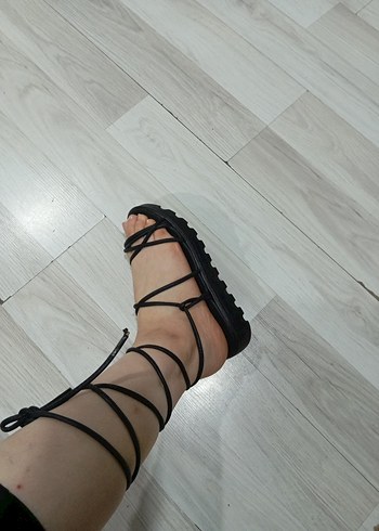 37 Beden siyah Renk Siyah Renkli Elastik Bantlı Sandalet 37,38 Numara Mevcut