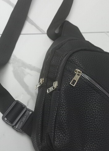Siyah deri çapraz kol çantası 