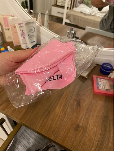 Delta Delta yüzme bonesi ve gözlüğü