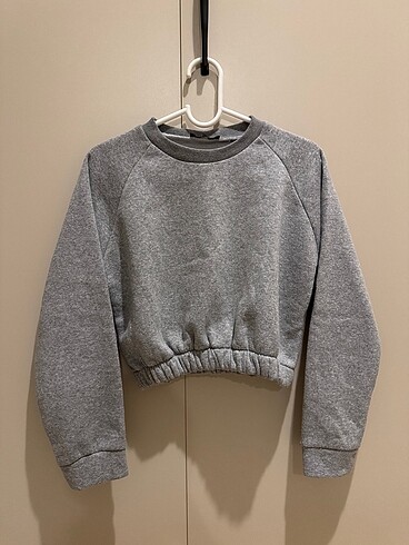 Crop model sweatshirt