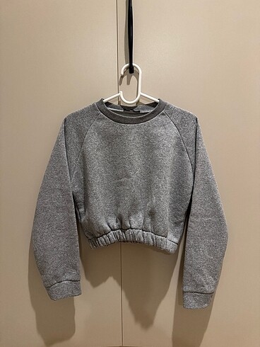 m Beden Crop model sweatshirt
