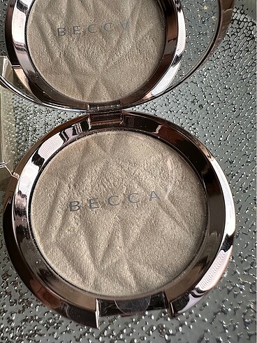 Beden BECCA HIGHLIGHTER