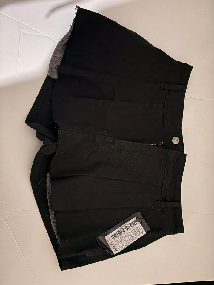 Siyah Etek Görünümlü Midi Şort - Görsel 3