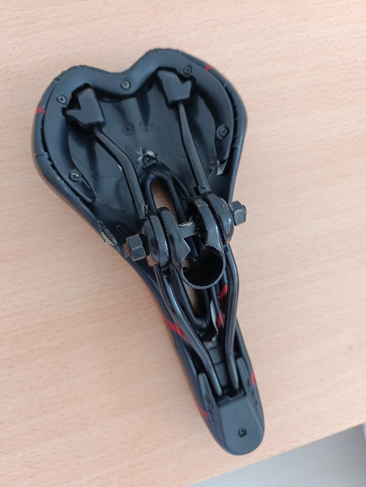 Kırmızı-Siyah Bebek Bisiklet Sele - Görsel 3