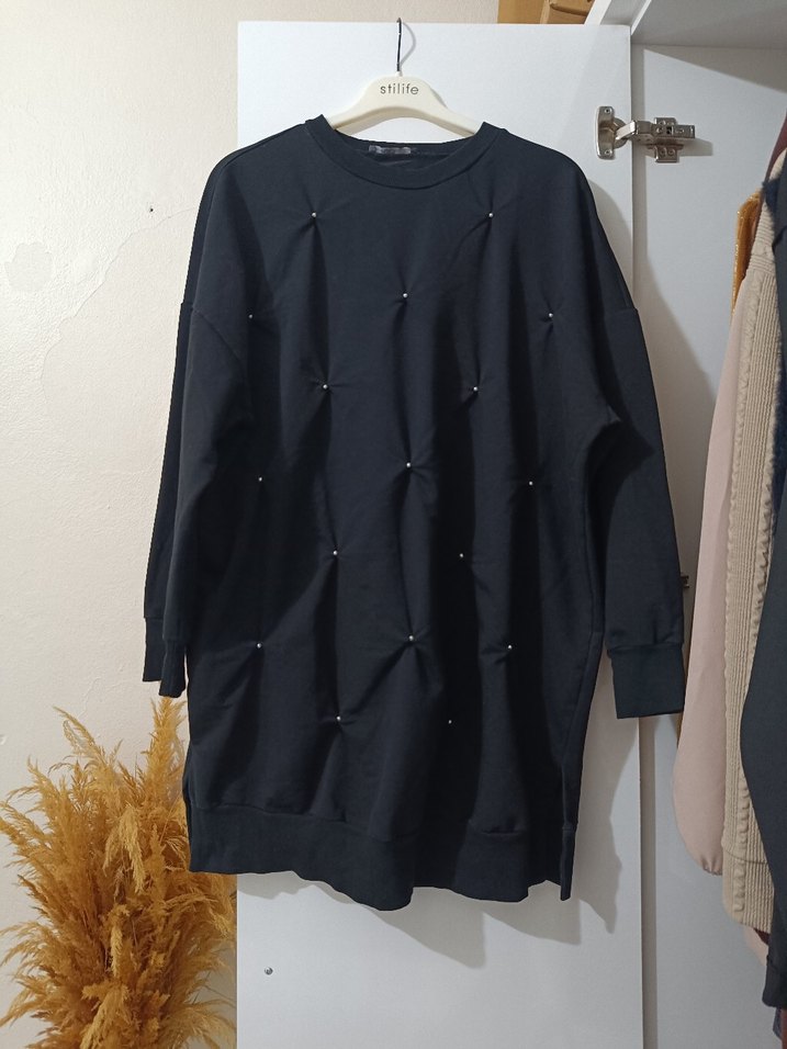 Uzun Kollu Boncuk Detaylı Siyah Tunik - Görsel 2