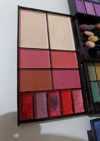 Çok Renkli Göz Farı ve Ruj Paleti - Görsel 2