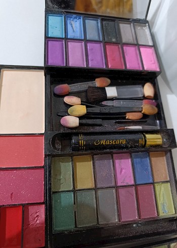 Çok Renkli Göz Farı ve Ruj Paleti - Görsel 3