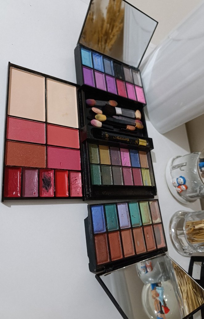 Çok Renkli Göz Farı ve Ruj Paleti - Görsel 5