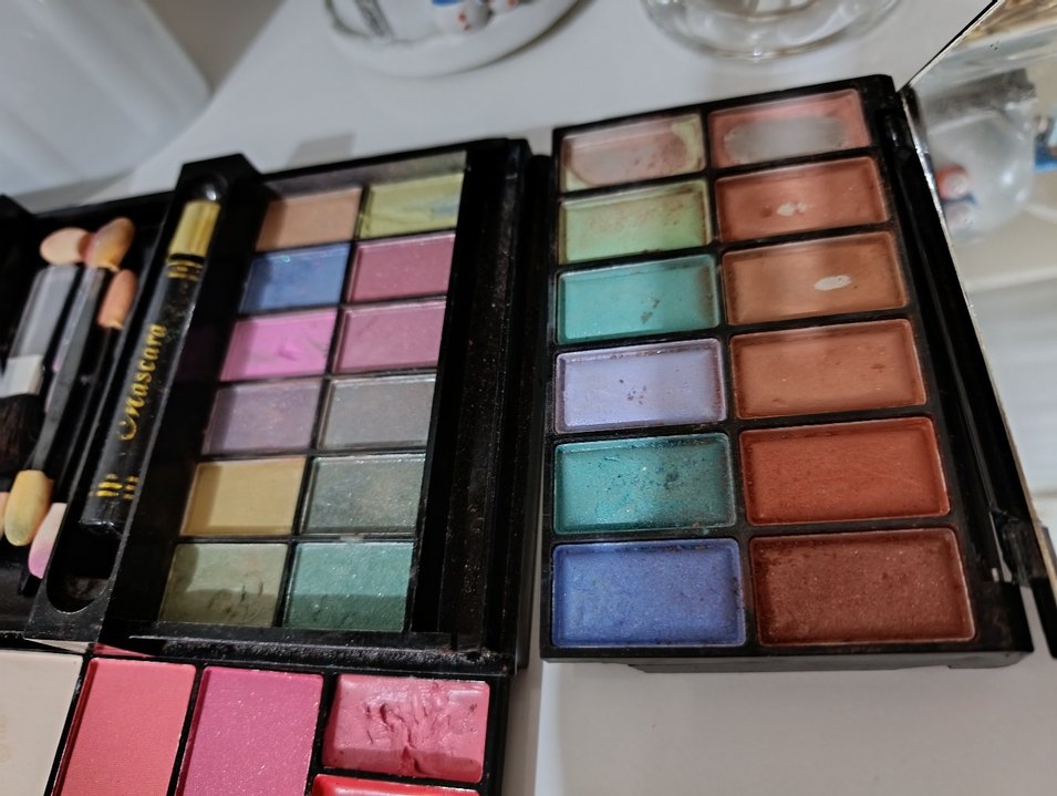 Çok Renkli Göz Farı ve Ruj Paleti - Görsel 4