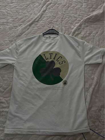 Beyaz detaylı t-shirt