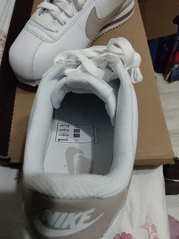 37 Beden beyaz Renk Nike orjinal