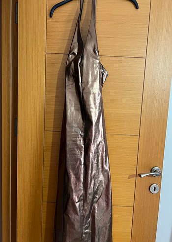 V Yaka Parlak Deri Uzun Elbise - Görsel 2