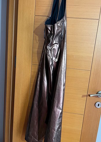 V Yaka Parlak Deri Uzun Elbise - Görsel 3