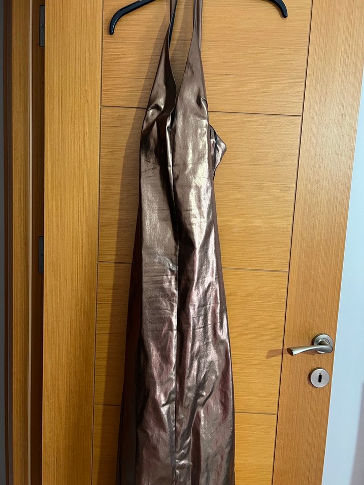 V Yaka Parlak Deri Uzun Elbise - Görsel 2