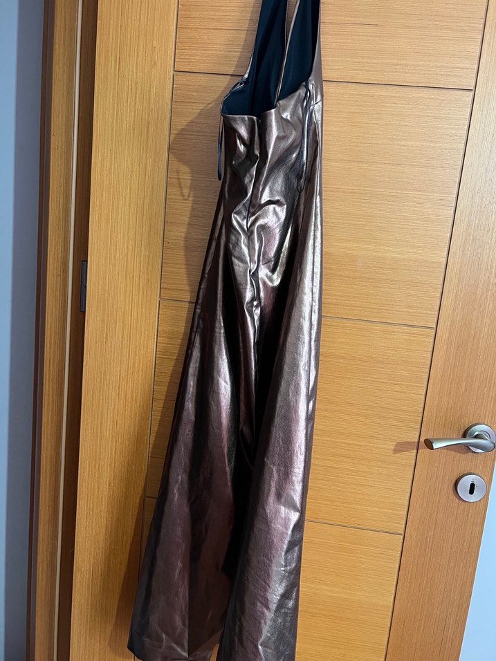 V Yaka Parlak Deri Uzun Elbise - Görsel 3