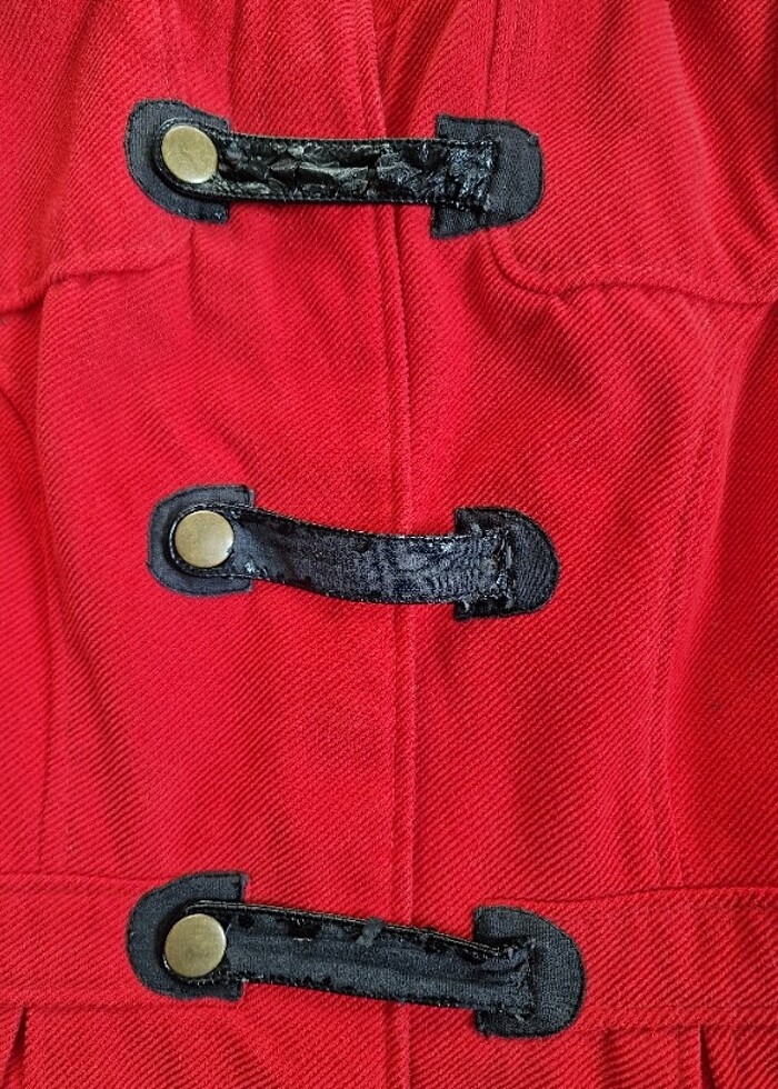 Kırmızı kaban - Görsel 3