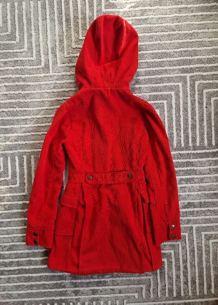 Kırmızı kaban - Görsel 2