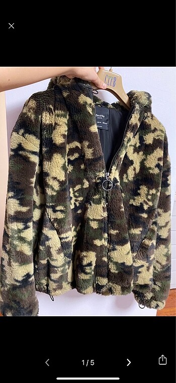 Asker desenli peluş Bershka mont