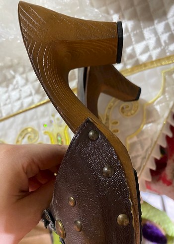 Kahverengi Deri Nakışlı Kadın Dolgu Topuk Terlik - Görsel 2