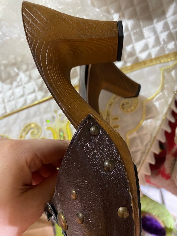 Kahverengi Deri Nakışlı Kadın Dolgu Topuk Terlik - Görsel 2