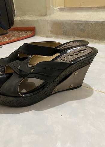 Siyah Tokalı Dolgu Topuklu Kadın Terlik - Görsel 2