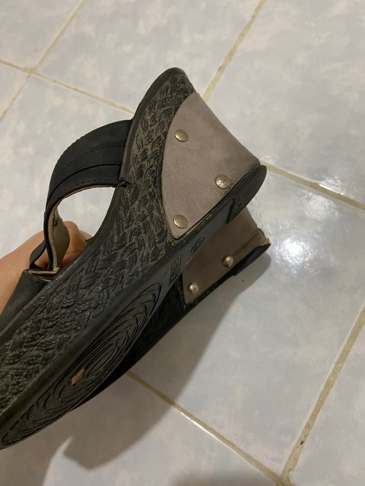 Siyah Tokalı Dolgu Topuklu Kadın Terlik - Görsel 3