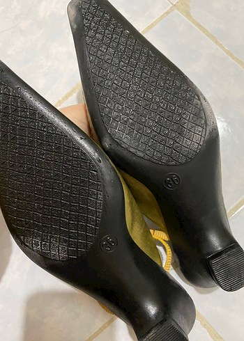 Altın Renkli Nakışlı Tokalı Kadın Topuklu Terlik - Görsel 2