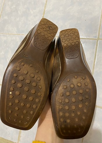 Altın Renk Parlak Dolgu Topuklu Kadın Terlik - Görsel 2