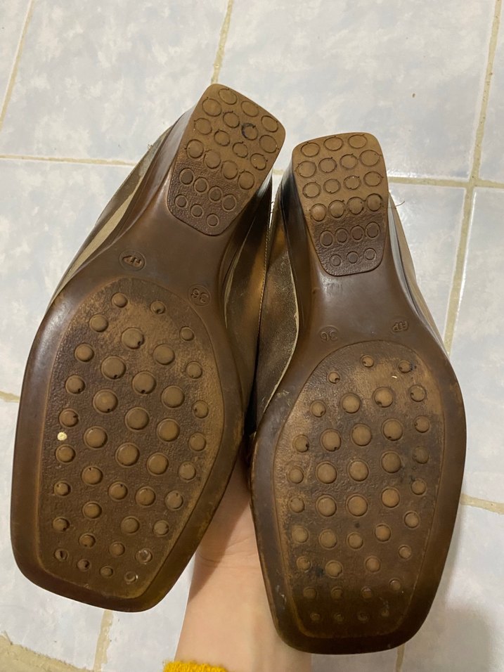 Altın Renk Parlak Dolgu Topuklu Kadın Terlik - Görsel 2