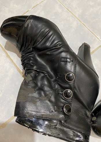 Siyah Deri Tokalı Gotik Kadın Botu - Görsel 3