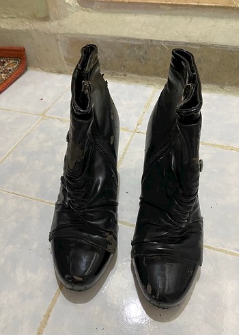 Siyah Deri Tokalı Gotik Kadın Botu - Görsel 2