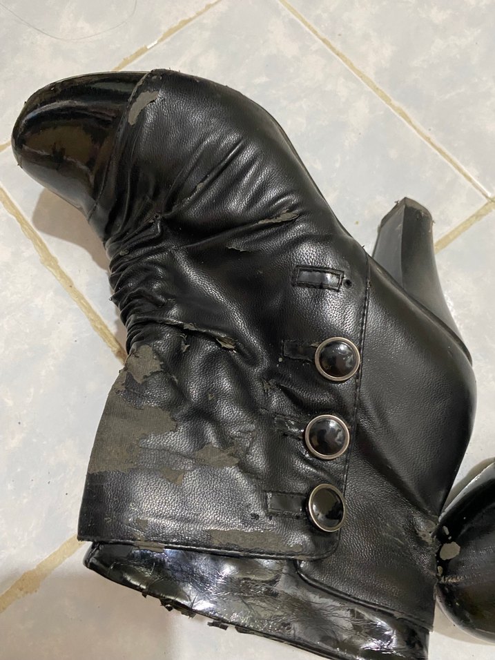 Siyah Deri Tokalı Gotik Kadın Botu - Görsel 3