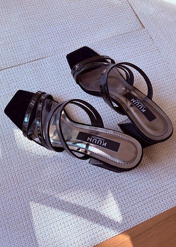 Siyah Parlak Bantlı Topuklu Kadın Terlik - Görsel 3