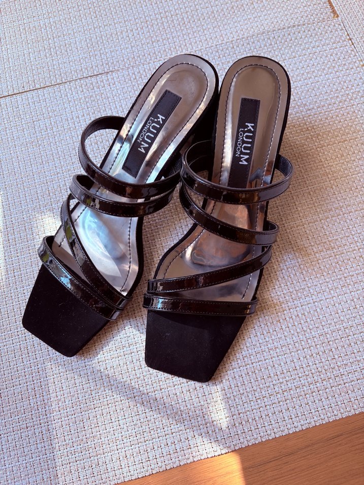 Siyah Parlak Bantlı Topuklu Kadın Terlik - Görsel 2