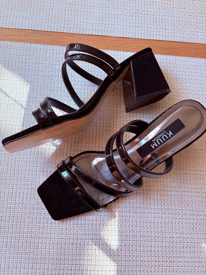 Siyah Parlak Bantlı Topuklu Kadın Terlik - Görsel 4