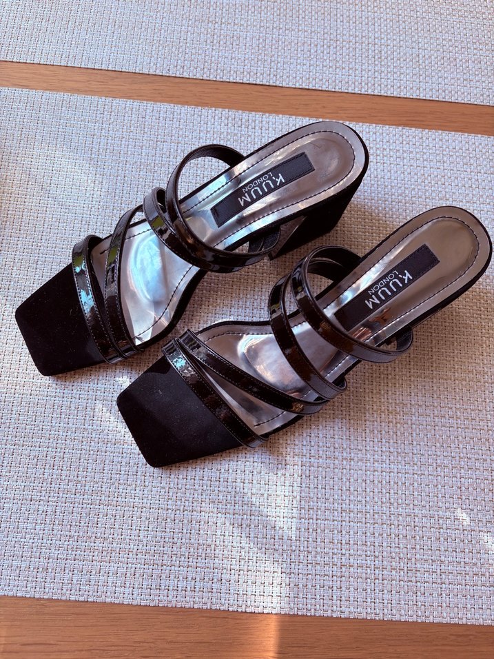 Siyah Parlak Bantlı Topuklu Kadın Terlik - Görsel 5