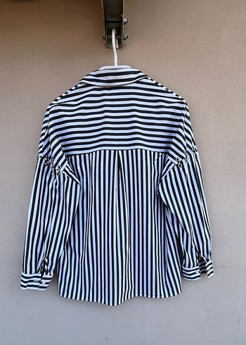 Bershka Bershka metal kol detaylı çizgili gömlek