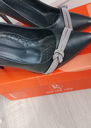 Siyah Parlak Tokalı Stiletto Topuklu Kadın Ayakkabı - Görsel 2