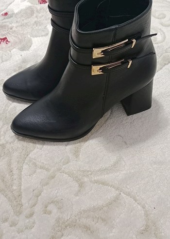 Siyah Deri Tokalı Kadın Topuklu Bot - Görsel 2