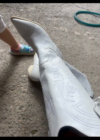 LUTVELİZADE Beyaz Deri Stiletto Topuklu Diz Boyu Kadın Çizme