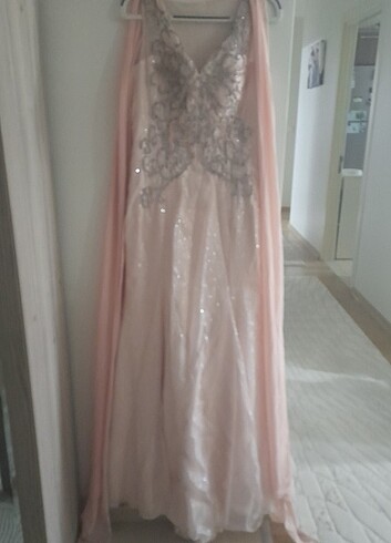 Pembe etiketli abiye elbise